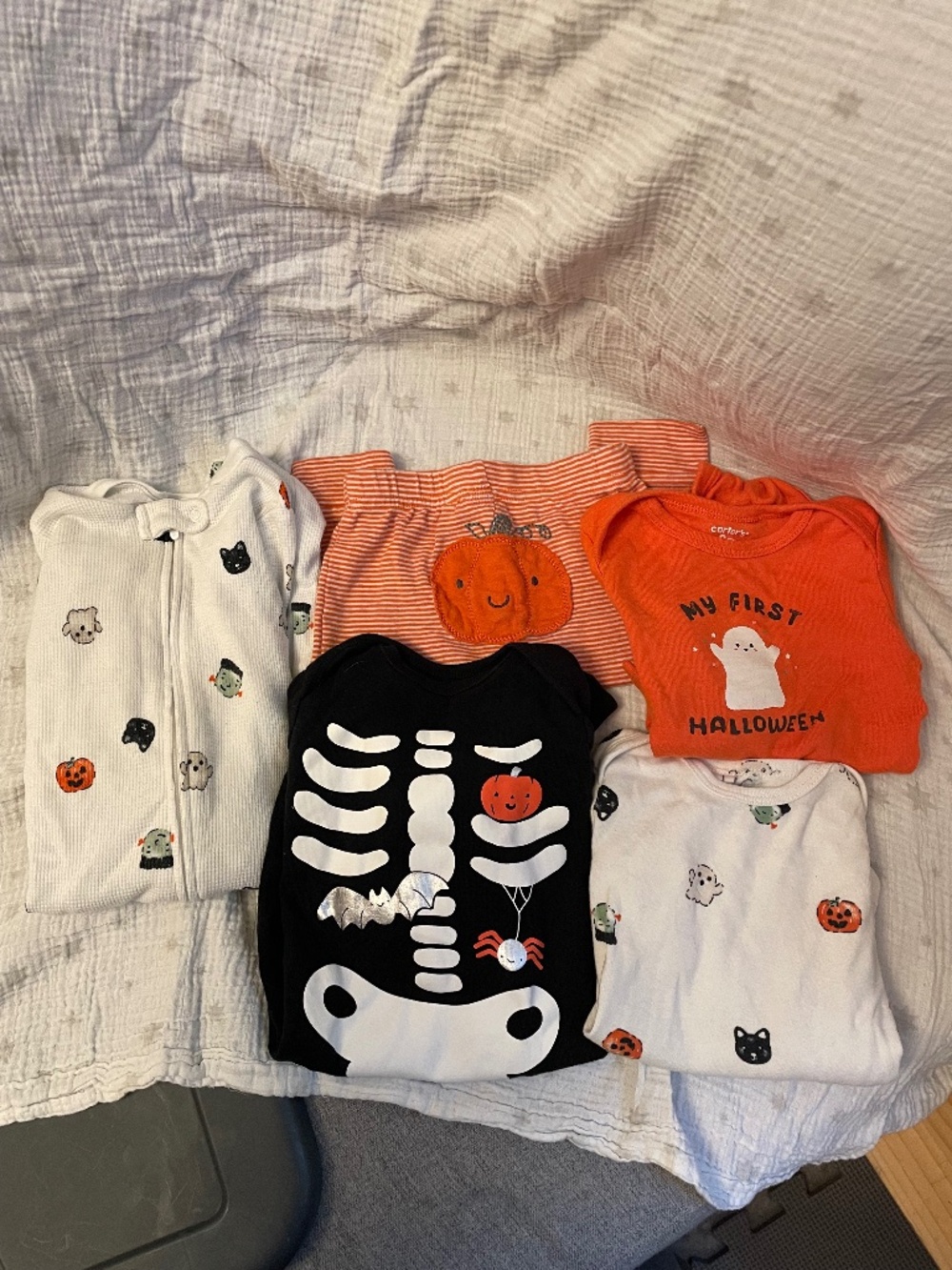 Carter’s Halloween bundle 9mo.